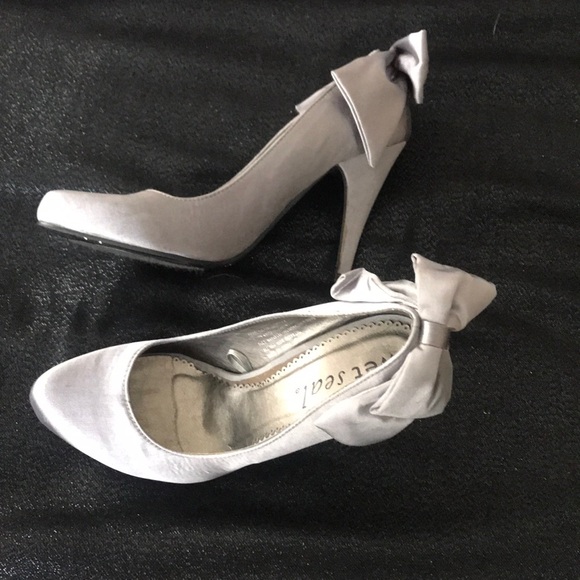 Wet seal silver satin bow heel - Picture 3 of 4
